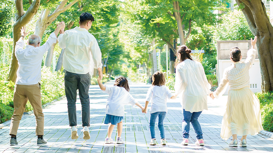 生前の財産管理からその先の承継まで─遺言だけでは足りない？家族信託という選択のサムネイル